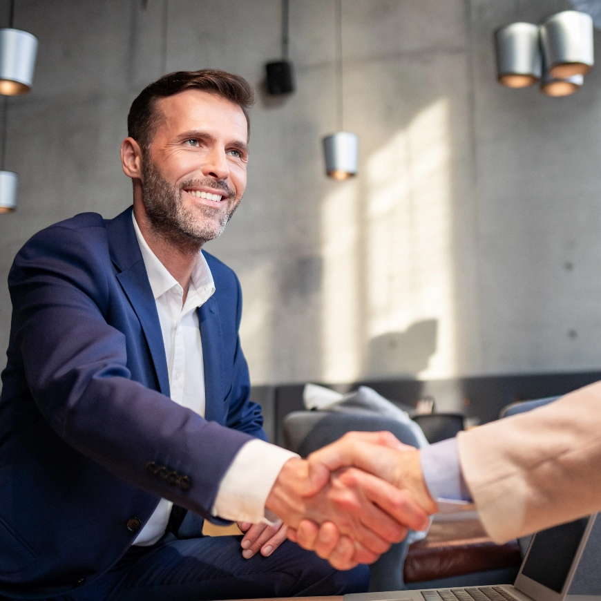 Dos personas estrechando manos
