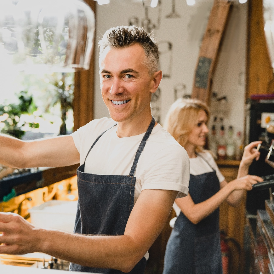 Dos trabajdores sonriendo