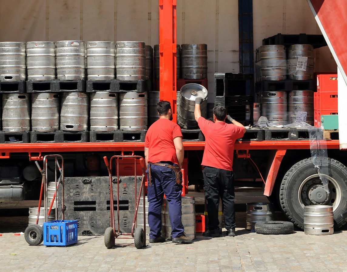 Una estantería industrial con barriles metálicos